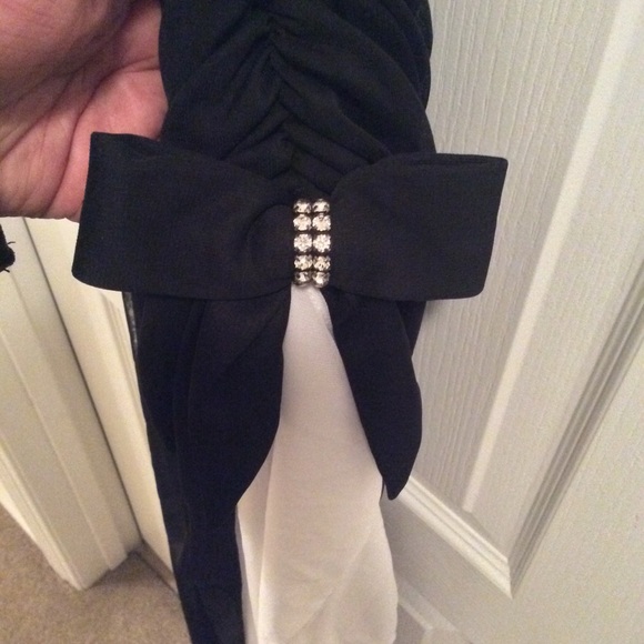 BLACK AND WHITE LIKE NEW FORMAL DRESS - Picture 6 of 11